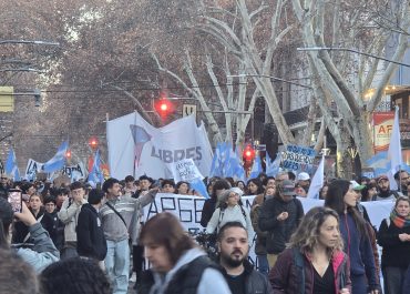 Multitudinaria manifestación en Mendoza en rechazo a la reforma de Ley de Tierras y Mega minería