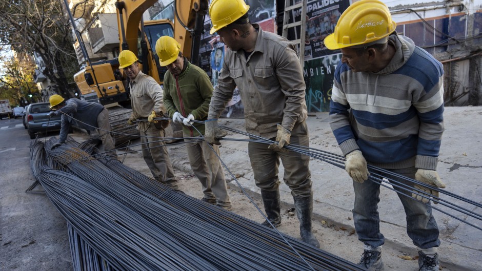 Se duplicó en dólares el costo de la construcción y se frenan las obras en pozo