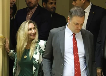 Surgen dudas sobre cómo repartió Adorni los dólares que “encontró” en la casa de su padre
