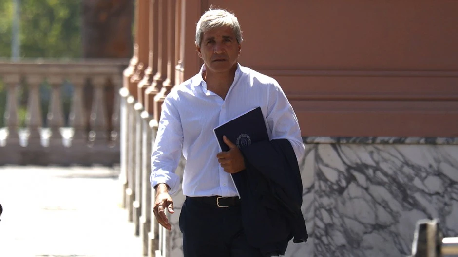 Caputo sostuvo el superávit gracias a las privatizaciones y pateando pagos por 1,4 billones